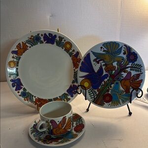 Villeroy & Boch Colorful Floral Dinner Plate 4 piece place setting.